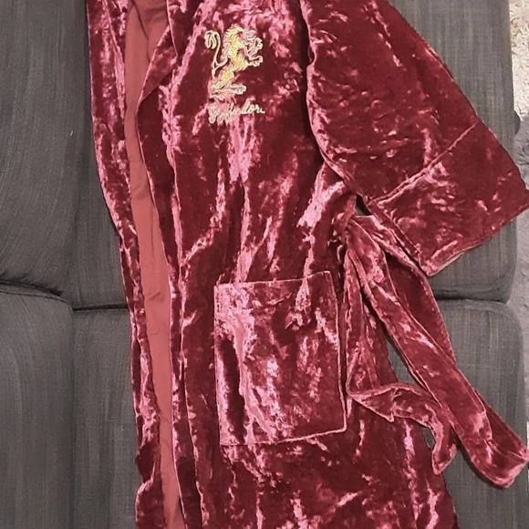 Gryffindor Burgundy Velvet Robe Harry Potter Gryffindor Robe - Pottery Barn Teen - Picture 5 of 7